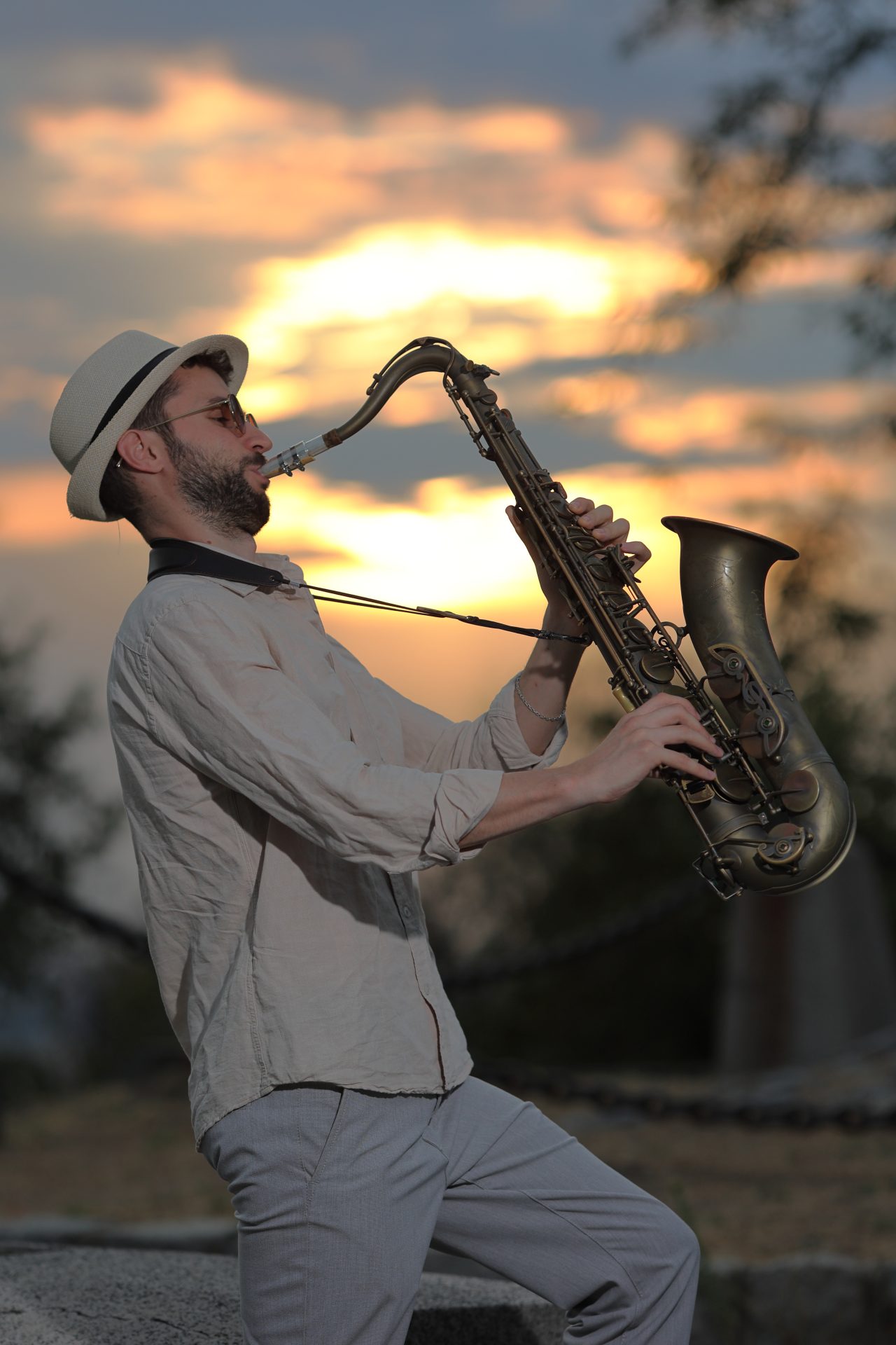 Niki Sax, саксофонист, playing at sunset